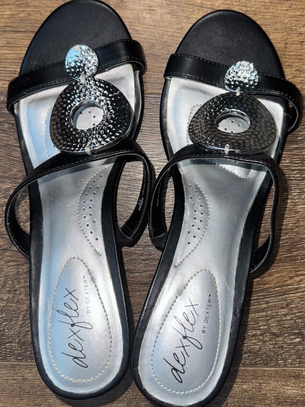 DexFlex by Dexter Black Slingback Comfort Sandals Size 8 Silver Disc Low Heel - Picture 2 of 8